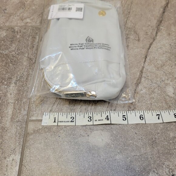 Lululemon Everywhere Belt Bag 1L Woodmark Color: White Opal/Raw Linen/Wh… - Picture 6 of 6